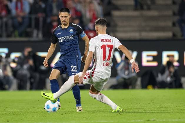 Köln, Deutschland, 25.10.24: Raphael Obermair (SC Paderborn) und Leart Pacarada (1. FC Koeln) im Kampf um den Ball waehrend des Spiels der 2. Bundesliga zwischen 1. FC Köln - SC Paderborn im RheinEnergieSTADION am 25. October 2024 in Köln, Deutschland. Köln ReihnEnergieSTADION Germany