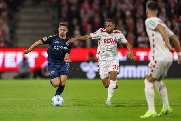 Köln, Deutschland, 25.10.24: Marcel Hoffmeier (SC Paderborn) Linton Maina (1. FC Koeln) im Kampf um den Ball waehrend des Spiels der 2. Bundesliga zwischen 1. FC Köln - SC Paderborn im RheinEnergieSTADION am 25. October 2024 in Köln, Deutschland. Köln ReihnEnergieSTADION Germany