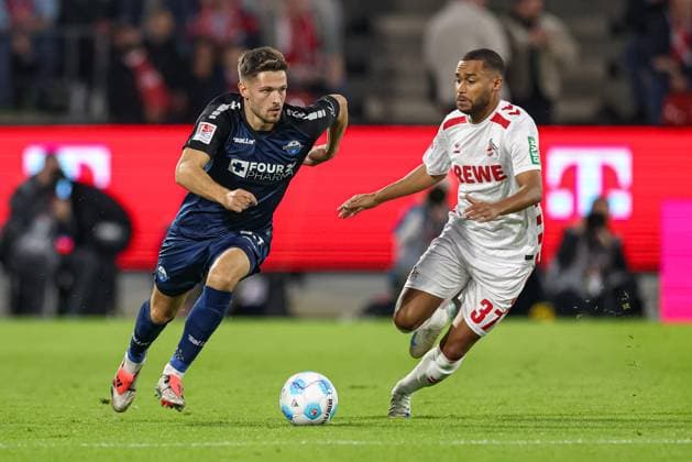 Köln, Deutschland, 25.10.24: Marcel Hoffmeier (SC Paderborn) und Linton Maina (1. FC Koeln) im Kampf um den Ball waehrend des Spiels der 2. Bundesliga zwischen 1. FC Köln - SC Paderborn im RheinEnergieSTADION am 25. October 2024 in Köln, Deutschland. Köln ReihnEnergieSTADION Germany