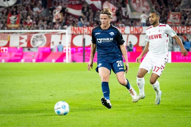 1. FC Köln - SC Paderborn 07, 25.10.2024 Felix Götze (SC Paderborn 07, 20), Linton Maina (1. FC Köln, 37); 10. Spieltag der 2. Fußball-Bundesliga, 1. FC Köln - SC Paderborn 07 am 25.10.2024 im RheinEnergie-Stadion in Köln. DIE DFL-VORSCHRIFTEN VERBIETEN JEDE VERWENDUNG VON FOTOS ALS BILDSEQUENZEN UND ODER QUASI-VIDEO.