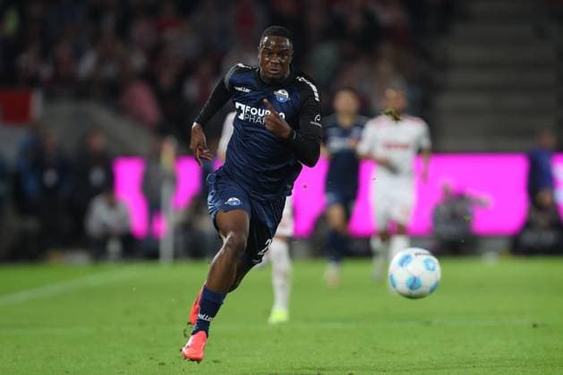 Ilyas Ansah (SC Paderborn) in Aktion, am Ball, Einzelaktion waehrend des Spiels der 2. Bundesliga zwischen 1. FC Köln und SC Paderborn 07, RheinEnergieStadion am 25. October 2024 in Köln, Deutschland. (Foto von Oliver Kaelke DeFodi Images) +++ Ilyas Ansah (SC Paderborn) controls the ball during the 2. Bundesliga match between 1. FC Koeln and SC Paderborn 07 at RheinEnergieStadion on October 25, 2024 in Cologne, Germany. (Photo by Oliver Kaelke DeFodi Images) DFL regulations prohibit any use of photographs as image sequences and or quasi-video. not used in POL SRB CRO FRA GBR NED ITA USA Defodi-678_2024_10_25_OK_FCKSCP_0572