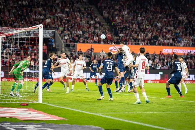 1. FC Köln - SC Paderborn 07, 25.10.2024 Eric Martel (1. FC Köln, 6) beim Kopfball nach einer Ecke; 10. Spieltag der 2. Fußball-Bundesliga, 1. FC Köln - SC Paderborn 07 am 25.10.2024 im RheinEnergie-Stadion in Köln. DIE DFL-VORSCHRIFTEN VERBIETEN JEDE VERWENDUNG VON FOTOS ALS BILDSEQUENZEN UND ODER QUASI-VIDEO.