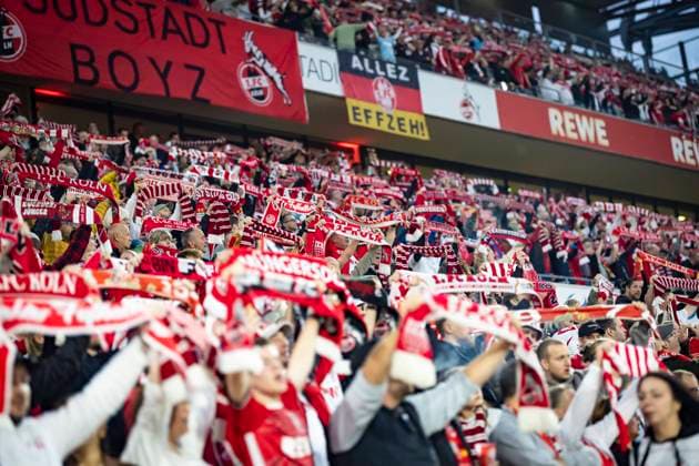 1. FC Köln - SC Paderborn 07, 25.10.2024 Impressionen: die Fans vom FC vor dem Spiel mit Schals; 10. Spieltag der 2. Fußball-Bundesliga, 1. FC Köln - SC Paderborn 07 am 25.10.2024 im RheinEnergie-Stadion in Köln. DIE DFL-VORSCHRIFTEN VERBIETEN JEDE VERWENDUNG VON FOTOS ALS BILDSEQUENZEN UND ODER QUASI-VIDEO.