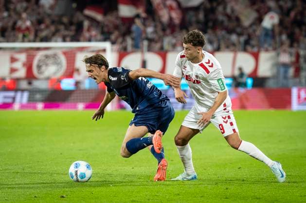 1. FC Köln - SC Paderborn 07, 25.10.2024 Luis Engelns (SC Paderborn 07, 46) und Luca Waldschmidt (1. FC Köln, 9) im Zweikampf; 10. Spieltag der 2. Fußball-Bundesliga, 1. FC Köln - SC Paderborn 07 am 25.10.2024 im RheinEnergie-Stadion in Köln. DIE DFL-VORSCHRIFTEN VERBIETEN JEDE VERWENDUNG VON FOTOS ALS BILDSEQUENZEN UND ODER QUASI-VIDEO.