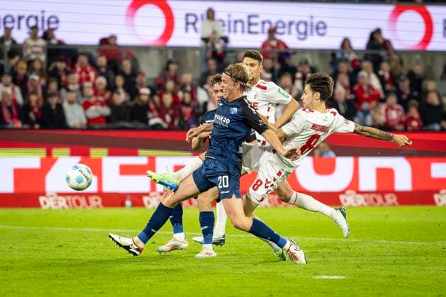 1. FC Köln - SC Paderborn 07, 25.10.2024 Felix Götze (SC Paderborn 07, 20) klärt vor Denis Huseinbasic (1. FC Köln, 8); 10. Spieltag der 2. Fußball-Bundesliga, 1. FC Köln - SC Paderborn 07 am 25.10.2024 im RheinEnergie-Stadion in Köln. DIE DFL-VORSCHRIFTEN VERBIETEN JEDE VERWENDUNG VON FOTOS ALS BILDSEQUENZEN UND ODER QUASI-VIDEO.