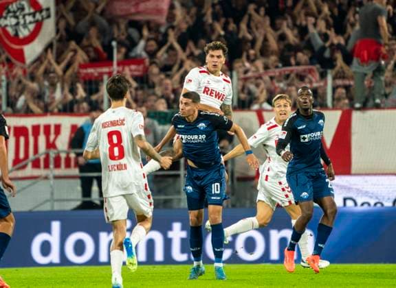 Julian Pauli (1. FC Koeln, 24) springt hoeher als Koen Kostons (SC Paderborn, 10) 1. FC Köln - SC Paderborn, 25.10.2024, Fussball, 2. Bundesliga, RheinEnergieStadion Köln