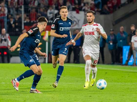 Leart Paqarada (1. FC Koeln, 17) im Zweikampf mit Filip Bilbija (SC Paderborn, 7) und Marcel Hoffmeier (SC Paderborn, 33) 1. FC Köln - SC Paderborn, 25.10.2024, Fussball, 2. Bundesliga, RheinEnergieStadion Köln