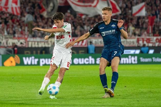 25.10.2024, Fussball: 2. Bundesliga, Saison 2024 2025, 10. Spieltag, 1. FC Köln vs. SC Paderborn im RheinEnergieStadion in Köln. Zweikampf zwischen Denis Huseinbasic (1. FC Koeln, 08) und Filip Bilbija (SC Paderborn, 07). Wichtiger Hinweis: Gemaess den Vorgaben der DFL Deutsche Fussball Liga bzw. des DFB Deutscher Fussball-Bund ist es untersagt, in dem Stadion und oder vom Spiel angefertigte Fotoaufnahmen in Form von Sequenzbildern und oder videoaehnlichen Fotostrecken zu verwerten bzw. verwerten zu lassen. Foto: Kirchner-Media TH