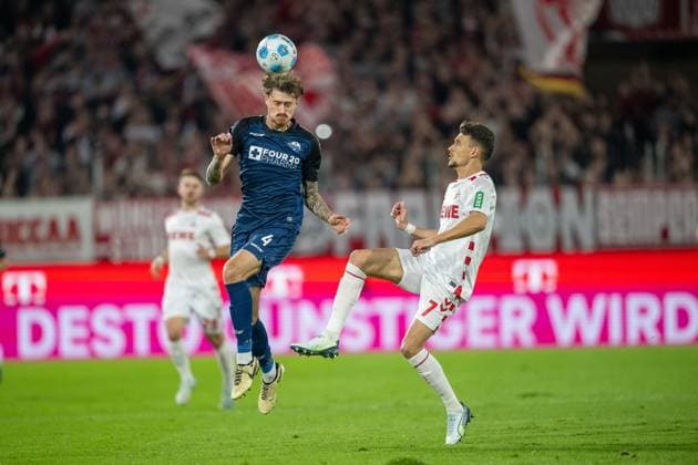 25.10.2024, Fussball: 2. Bundesliga, Saison 2024 2025, 10. Spieltag, 1. FC Köln vs. SC Paderborn im RheinEnergieStadion in Köln. Calvin Brackelmann (SC Paderborn, 04) klaert mit dem Kopf vor Dejan Ljubicic (1. FC Koeln, 07). Wichtiger Hinweis: Gemaess den Vorgaben der DFL Deutsche Fussball Liga bzw. des DFB Deutscher Fussball-Bund ist es untersagt, in dem Stadion und oder vom Spiel angefertigte Fotoaufnahmen in Form von Sequenzbildern und oder videoaehnlichen Fotostrecken zu verwerten bzw. verwerten zu lassen. Foto: Kirchner-Media TH