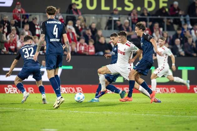 1. FC Köln - SC Paderborn 07, 25.10.2024 Alleine gegen Alle: Eric Martel (1. FC Köln, 6); 10. Spieltag der 2. Fußball-Bundesliga, 1. FC Köln - SC Paderborn 07 am 25.10.2024 im RheinEnergie-Stadion in Köln. Calvin Brackelmann (SC Paderborn 07, 4), Aaron Zehnter (SC Paderborn 07, 32) DIE DFL-VORSCHRIFTEN VERBIETEN JEDE VERWENDUNG VON FOTOS ALS BILDSEQUENZEN UND ODER QUASI-VIDEO.