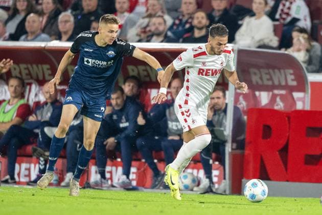 25.10.2024, Fussball: 2. Bundesliga, Saison 2024 2025, 10. Spieltag, 1. FC Köln vs. SC Paderborn im RheinEnergieStadion in Köln. Zweikampf zwischen Filip Bilbija (SC Paderborn, 07) und Leart Pacarada (1. FC Koeln, 17). Wichtiger Hinweis: Gemaess den Vorgaben der DFL Deutsche Fussball Liga bzw. des DFB Deutscher Fussball-Bund ist es untersagt, in dem Stadion und oder vom Spiel angefertigte Fotoaufnahmen in Form von Sequenzbildern und oder videoaehnlichen Fotostrecken zu verwerten bzw. verwerten zu lassen. Foto: Kirchner-Media TH
