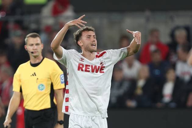 Luca Waldschmidt (1. FC Koeln) gestikuliert, Gestik waehrend des Spiels der 2. Bundesliga zwischen 1. FC Köln und SC Paderborn 07, RheinEnergieStadion am 25. October 2024 in Köln, Deutschland. (Foto von Oliver Kaelke DeFodi Images) +++ Luca Waldschmidt (1. FC Koeln) gestures during the 2. Bundesliga match between 1. FC Koeln and SC Paderborn 07 at RheinEnergieStadion on October 25, 2024 in Cologne, Germany. (Photo by Oliver Kaelke DeFodi Images) DFL regulations prohibit any use of photographs as image sequences and or quasi-video. not used in POL SRB CRO FRA GBR NED ITA USA Defodi-678_2024_10_25_OK_FCKSCP_0818
