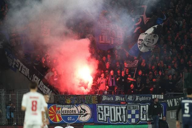 Fans von SC Paderborn mit Pyrotechnik waehrend des Spiels der 2. Bundesliga zwischen 1. FC Köln und SC Paderborn 07, RheinEnergieStadion am 25. October 2024 in Köln, Deutschland. (Foto von Oliver Kaelke DeFodi Images) +++ Supporters of SC Paderborn use pyrotechnics during the 2. Bundesliga match between 1. FC Koeln and SC Paderborn 07 at RheinEnergieStadion on October 25, 2024 in Cologne, Germany. (Photo by Oliver Kaelke DeFodi Images) DFL regulations prohibit any use of photographs as image sequences and or quasi-video. not used in POL SRB CRO FRA GBR NED ITA USA Defodi-678_2024_10_25_OK_FCKSCP_0923