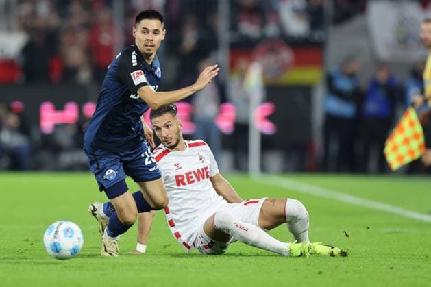 GER, 2.FBL. 1. FC Koeln vs. SC Paderborn 25.10.2024, Rheinenergie Stadion, Koeln, GER, 2.FBL. 1. FC Koeln vs. SC Paderborn, im Bild: Raphael Obermair (Paderborn 23), im Zweikampf gegen Leart Paqarada (FC Koeln 17),