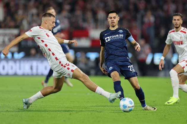 GER, 2.FBL. 1. FC Koeln vs. SC Paderborn 25.10.2024, Rheinenergie Stadion, Koeln, GER, 2.FBL. 1. FC Koeln vs. SC Paderborn, im Bild: Raphael Obermair (Paderborn 23), im Zweikampf gegen Tim Lemperle (FC Koeln 19),