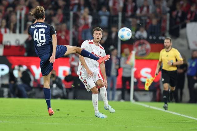 GER, 2.FBL. 1. FC Koeln vs. SC Paderborn 25.10.2024, Rheinenergie Stadion, Koeln, GER, 2.FBL. 1. FC Koeln vs. SC Paderborn, im Bild: Luis Engelns (Paderborn 46), im Zweikampf gegen Luca Waldschmidt (FC Koeln 9),