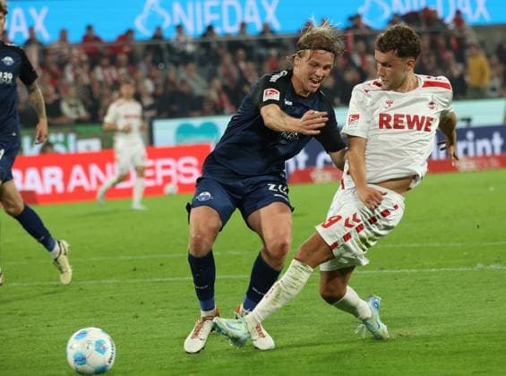 Felix Götze (Paderborn), Luca Waldschmidt (Köln), Köln, Deutschland, 25.10.2024, 2. Bundesliga, 10. Spieltag, 1. FC Köln - SC Paderborn 07. DFL REGULATIONS PROHIBIT ANY USE OF PHOTOGRAPHS AS IMAGE SEQUENCES AND OR QUASI-VIDEO