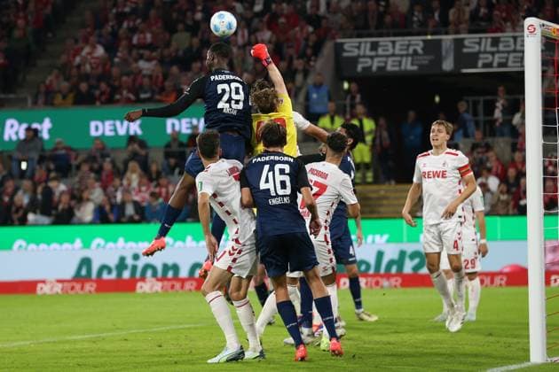 Ilyas Ansah (SC Paderborn) und Torwart Jonas Urbig (1. FC Koeln) im Zweikampf waehrend des Spiels der 2. Bundesliga zwischen 1. FC Köln und SC Paderborn 07, RheinEnergieStadion am 25. October 2024 in Köln, Deutschland. (Foto von Oliver Kaelke DeFodi Images) +++ Ilyas Ansah (SC Paderborn) und Torwart Jonas Urbig (1. FC Koeln) battle for the ball during the 2. Bundesliga match between 1. FC Koeln and SC Paderborn 07 at RheinEnergieStadion on October 25, 2024 in Cologne, Germany. (Photo by Oliver Kaelke DeFodi Images) DFL regulations prohibit any use of photographs as image sequences and or quasi-video. not used in POL SRB CRO FRA GBR NED ITA USA Defodi-678_2024_10_25_OK_FCKSCP_1228