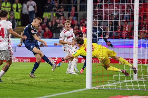Köln, Deutschland, 25.10.24: Filip Bilbija (SC Paderborn) und Torwart Jonas Urbig (1. FC Koeln) im Kampf um den Ball waehrend des Spiels der 2. Bundesliga zwischen 1. FC Köln - SC Paderborn im RheinEnergieSTADION am 25. October 2024 in Köln, Deutschland. Köln ReihnEnergieSTADION Germany