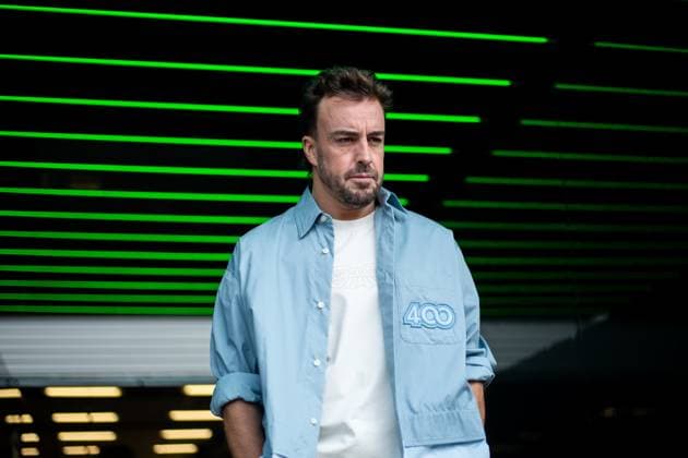 Fernando Alonso (Aston Martin Aramco Formula One Team, Spanien, 14) steht mit passendem Hemd Outfit zu seinem 400. Grand Prix vor der Garage, MEX, Formel 1 Weltmeisterschaft, Grand Prix von Mexiko City, Autodromo Hermanos Rodriguez, Ankunft der Fahrer, 25.10.2024 MEX, Formel 1 Weltmeisterschaft, Grand Prix von Mexiko City, Autodromo Hermanos Rodriguez, Ankunft der Fahrer, 25.10.2024 Mexico City Copyright: xEibner-Pressefoto Memmlerx EP_MMR