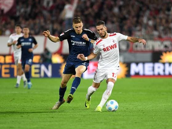 Filip Bilbija (SC Paderborn 07) und Leart Paqarada Pacarada (1. FC Koeln) im Zweikampf waehrend des Spiels der 2. Bundesliga zwischen dem 1. FC Köln und SC Paderborn 07 im RheinEnergieStadion am 25. October 2024 in Köln, Deutschland. (Foto von Ralf Treese DeFodi Images) +++ Filip Bilbija (SC Paderborn 07) und Leart Paqarada Pacarada (1. FC Koeln) battle for the ball during the 2. Bundesliga match between 1. FC Köln and SC Paderborn 07 at RheinEnergieStadion on October 25, 2024 in Cologne, Germany. (Photo by Ralf Treese DeFodi Images) DFB DFL REGULATIONS PROHIBIT ANY USE OF PHOTOGRAPHS AS IMAGE SEQUENCES AND OR QUASI-VIDEO. not used in POL SRB CRO FRA GBR NED ITA USA Defodi-521_KOEPAD20241025_008