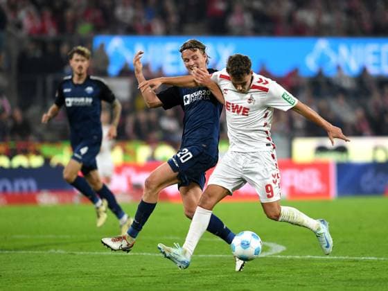 Felix Goetze (SC Paderborn 07) und Luca Waldschmidt (1. FC Koeln) im Zweikampf waehrend des Spiels der 2. Bundesliga zwischen dem 1. FC Köln und SC Paderborn 07 im RheinEnergieStadion am 25. October 2024 in Köln, Deutschland. (Foto von Ralf Treese DeFodi Images) +++ Felix Goetze (SC Paderborn 07) und Luca Waldschmidt (1. FC Koeln) battle for the ball during the 2. Bundesliga match between 1. FC Köln and SC Paderborn 07 at RheinEnergieStadion on October 25, 2024 in Cologne, Germany. (Photo by Ralf Treese DeFodi Images) DFB DFL REGULATIONS PROHIBIT ANY USE OF PHOTOGRAPHS AS IMAGE SEQUENCES AND OR QUASI-VIDEO. not used in POL SRB CRO FRA GBR NED ITA USA Defodi-521_KOEPAD20241025_012