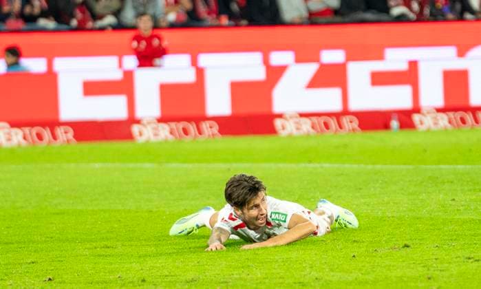 Denis Huseinbasic (1. FC Koeln, 8) fordert einen Elfmeter. 1. FC Köln - SC Paderborn, 25.10.2024, Fussball, 2. Bundesliga, RheinEnergieStadion Köln