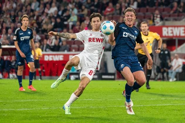 Sport Themen der Woche KW43 25.10.2024, Fussball: 2. Bundesliga, Saison 2024 2025, 10. Spieltag, 1. FC Köln vs. SC Paderborn im RheinEnergieStadion in Köln. Zweikampf zwischen Denis Huseinbasic (1. FC Koeln, 08) und Felix Goetze (SC Paderborn, 20). Wichtiger Hinweis: Gemaess den Vorgaben der DFL Deutsche Fussball Liga bzw. des DFB Deutscher Fussball-Bund ist es untersagt, in dem Stadion und oder vom Spiel angefertigte Fotoaufnahmen in Form von Sequenzbildern und oder videoaehnlichen Fotostrecken zu verwerten bzw. verwerten zu lassen. Foto: Kirchner-Media TH *** 25 10 2024, Soccer 2 Bundesliga, Season 2024 2025, Matchday 10, 1 FC Köln vs SC Paderborn at RheinEnergieStadion in Cologne duel between Denis Huseinbasic 1 FC Koeln, 08 and Felix Goetze SC Paderborn, 20 Important note In accordance with the regulations of the DFL German Football League and the DFB German Football Association, it is prohibited to utilize or have utilized photographs taken in the stadium and or of the match in the form of sequential images and or video-like photo series Foto Kirchner Media TH Copyright: xKirchner-Media THx