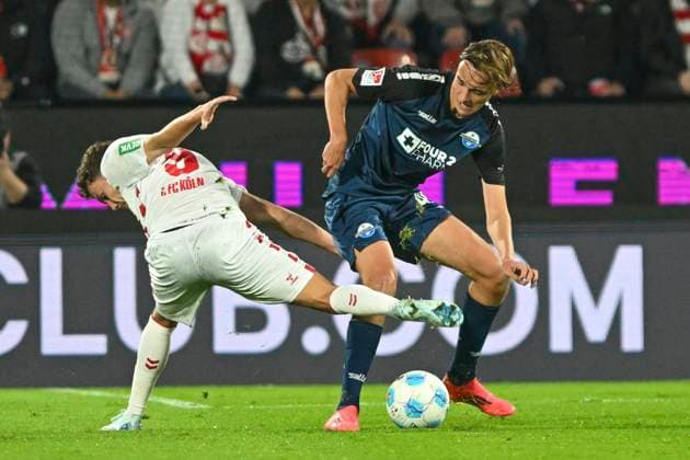 v. li. im Zweikampf Luca Waldschmidt (Koeln 9) Luis Engelns (Paderborn 46) 25.10.2024 Fussball 1. FC Koeln vs SC Paderborn 07, Rheinenergiestadion, Koeln, DFB DFL REGULATIONS PROHIBIT ANY USE OF PHOTOGRAPHS AS IMAGE SEQUENCES AND OR QUASI-VIDEO NRW Germany