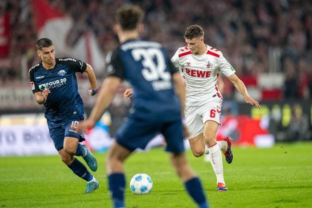 25.10.2024, Fussball: 2. Bundesliga, Saison 2024 2025, 10. Spieltag, 1. FC Köln vs. SC Paderborn im RheinEnergieStadion in Köln. Zweikampf zwischen Koen Kostons (SC Paderborn, 10) und Eric Martel (1. FC Koeln, 06). Wichtiger Hinweis: Gemaess den Vorgaben der DFL Deutsche Fussball Liga bzw. des DFB Deutscher Fussball-Bund ist es untersagt, in dem Stadion und oder vom Spiel angefertigte Fotoaufnahmen in Form von Sequenzbildern und oder videoaehnlichen Fotostrecken zu verwerten bzw. verwerten zu lassen. Foto: Kirchner-Media TH