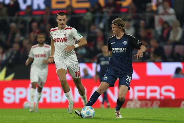 Tim Lemperle (1. FC Koeln) und Felix Goetze (SC Paderborn) im Zweikampf waehrend des Spiels der 2. Bundesliga zwischen 1. FC Köln und SC Paderborn 07, RheinEnergieStadion am 25. October 2024 in Köln, Deutschland. (Foto von Oliver Kaelke DeFodi Images) +++ Tim Lemperle (1. FC Koeln) und Felix Goetze (SC Paderborn) battle for the ball during the 2. Bundesliga match between 1. FC Koeln and SC Paderborn 07 at RheinEnergieStadion on October 25, 2024 in Cologne, Germany. (Photo by Oliver Kaelke DeFodi Images) DFL regulations prohibit any use of photographs as image sequences and or quasi-video. not used in POL SRB CRO FRA GBR NED ITA USA Defodi-678_2024_10_25_OK_FCKSCP_1420