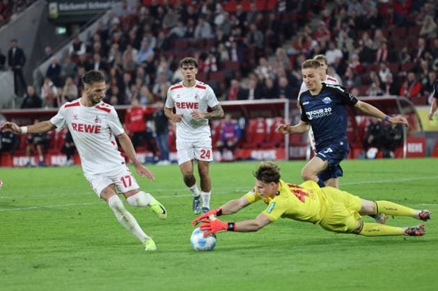 GER, 2.FBL. 1. FC Koeln vs. SC Paderborn 25.10.2024, Rheinenergie Stadion, Koeln, GER, 2.FBL. 1. FC Koeln vs. SC Paderborn, im Bild: Jonas Urbig Torwart (FC Koeln 40), bekommt den Ball gerade noch so vor Filip Bilbija (Paderborn 7),