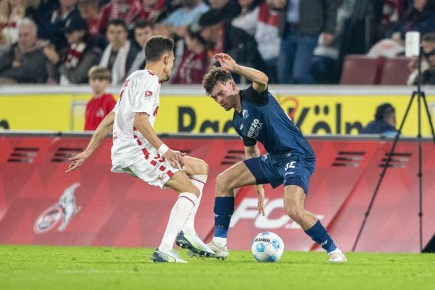 25.10.2024, Fussball: 2. Bundesliga, Saison 2024 2025, 10. Spieltag, 1. FC Köln vs. SC Paderborn im RheinEnergieStadion in Köln. Zweikampf zwischen Dejan Ljubicic (1. FC Koeln, 07) und Aaron Zehnter (SC Paderborn, 32). Wichtiger Hinweis: Gemaess den Vorgaben der DFL Deutsche Fussball Liga bzw. des DFB Deutscher Fussball-Bund ist es untersagt, in dem Stadion und oder vom Spiel angefertigte Fotoaufnahmen in Form von Sequenzbildern und oder videoaehnlichen Fotostrecken zu verwerten bzw. verwerten zu lassen. Foto: Kirchner-Media TH