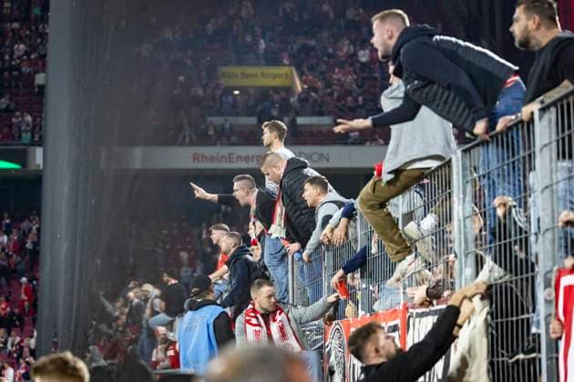 1. FC Köln - SC Paderborn 07, 25.10.2024 Die FC-Fans gehen nach dem Spiel auf die Barrikaden und zeigen ihren Unmut; 10. Spieltag der 2. Fußball-Bundesliga, 1. FC Köln - SC Paderborn 07 am 25.10.2024 im RheinEnergie-Stadion in Köln. DIE DFL-VORSCHRIFTEN VERBIETEN JEDE VERWENDUNG VON FOTOS ALS BILDSEQUENZEN UND ODER QUASI-VIDEO.