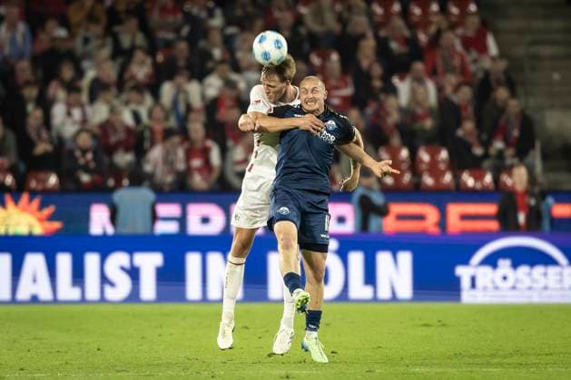 1. FC Köln - SC Paderborn 07, 25.10.2024 Timo Hübers (1. FC Köln, 4) und Sven Michel (SC Paderborn 07, 11) im Kopfballduell; 10. Spieltag der 2. Fußball-Bundesliga, 1. FC Köln - SC Paderborn 07 am 25.10.2024 im RheinEnergie-Stadion in Köln. DIE DFL-VORSCHRIFTEN VERBIETEN JEDE VERWENDUNG VON FOTOS ALS BILDSEQUENZEN UND ODER QUASI-VIDEO.