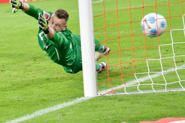 Markus Schubert (Paderborn 30) kassiert das Tor zum 1:0 Torschuetze Torschütze Jan Thielmann (Koeln 29) 25.10.2024 Fussball 1. FC Koeln vs SC Paderborn 07, Rheinenergiestadion, Koeln, DFB DFL REGULATIONS PROHIBIT ANY USE OF PHOTOGRAPHS AS IMAGE SEQUENCES AND OR QUASI-VIDEO NRW Germany
