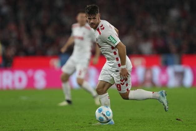 Torwart Philipp Pentke (1. FC Koeln) in Aktion, am Ball, Einzelaktion waehrend des Spiels der 2. Bundesliga zwischen 1. FC Köln und SC Paderborn 07, RheinEnergieStadion am 25. October 2024 in Köln, Deutschland. (Foto von Oliver Kaelke DeFodi Images) +++ Torwart Philipp Pentke (1. FC Koeln) controls the ball during the 2. Bundesliga match between 1. FC Koeln and SC Paderborn 07 at RheinEnergieStadion on October 25, 2024 in Cologne, Germany. (Photo by Oliver Kaelke DeFodi Images) DFL regulations prohibit any use of photographs as image sequences and or quasi-video. not used in POL SRB CRO FRA GBR NED ITA USA Defodi-678_2024_10_25_OK_FCKSCP_2037