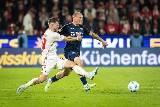 1. FC Köln - SC Paderborn 07, 25.10.2024 Jan Thielmann (1. FC Köln, 29) grätscht Sven Michel (SC Paderborn 07, 11) ab; 10. Spieltag der 2. Fußball-Bundesliga, 1. FC Köln - SC Paderborn 07 am 25.10.2024 im RheinEnergie-Stadion in Köln. DIE DFL-VORSCHRIFTEN VERBIETEN JEDE VERWENDUNG VON FOTOS ALS BILDSEQUENZEN UND ODER QUASI-VIDEO.