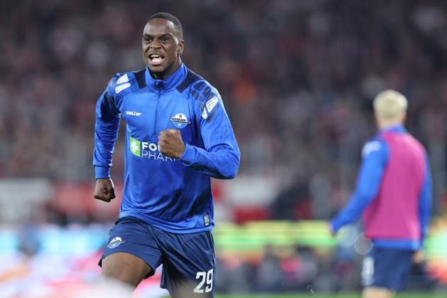 GER, 2.FBL. 1. FC Koeln vs. SC Paderborn 25.10.2024, Rheinenergie Stadion, Koeln, GER, 2.FBL. 1. FC Koeln vs. SC Paderborn, im Bild: nach Ende des Spiels freuen sich die Paderborner ueber den Sieg Ilyas Ansah (Paderborn 29),