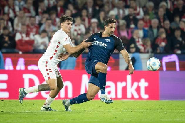 1. FC Köln - SC Paderborn 07, 25.10.2024 Julian Pauli (1. FC Köln, 24) und Marcel Hoffmeier (SC Paderborn 07, 33) im Zweikampf; 10. Spieltag der 2. Fußball-Bundesliga, 1. FC Köln - SC Paderborn 07 am 25.10.2024 im RheinEnergie-Stadion in Köln. DIE DFL-VORSCHRIFTEN VERBIETEN JEDE VERWENDUNG VON FOTOS ALS BILDSEQUENZEN UND ODER QUASI-VIDEO.