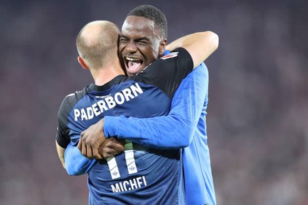 Sport Bilder des Tages GER, 2.FBL. 1. FC Koeln vs. SC Paderborn 25.10.2024, Rheinenergie Stadion, Koeln, GER, 2.FBL. 1. FC Koeln vs. SC Paderborn, im Bild: nach Ende des Spiels freuen sich die Paderborner ueber den Sieg Ilyas Ansah (Paderborn 29), und Sven Michel (Paderborn 11),