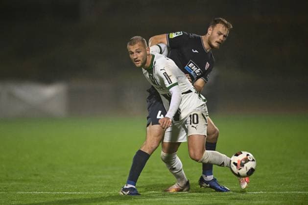 GER, Regionalliga West, Bor. Mönchengladbach U23 vs. Wuppertaler SV 25.10.2024, Rheydt , Grenzlandstadion, GER, Regionalliga West, Bor. Mönchengladbach U23 vs. Wuppertaler SV DFB- Regionalliga West regulations prohibit any use of photographs as image sequences and or quasi-video im Bild Vincent Gembalies ( Wuppertaler SV 04 ) gegen Kushtrim Asallari ( Bor. Mönchengl. U23 10 ).