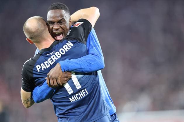 GER, 2.FBL. 1. FC Koeln vs. SC Paderborn 25.10.2024, Rheinenergie Stadion, Koeln, GER, 2.FBL. 1. FC Koeln vs. SC Paderborn, im Bild: nach Ende des Spiels freuen sich die Paderborner ueber den Sieg Ilyas Ansah (Paderborn 29), und Sven Michel (Paderborn 11),
