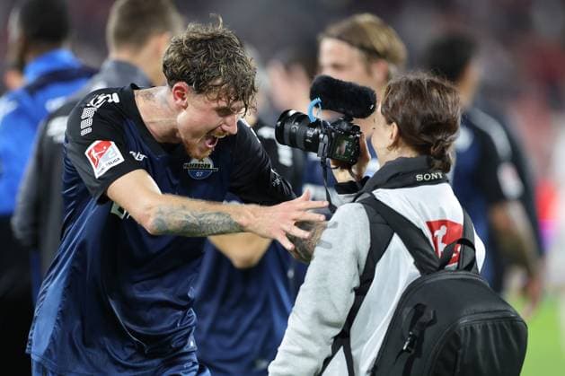 GER, 2.FBL. 1. FC Koeln vs. SC Paderborn 25.10.2024, Rheinenergie Stadion, Koeln, GER, 2.FBL. 1. FC Koeln vs. SC Paderborn, im Bild: die Paderborner Spieler freuen sich nach dem Sieg Calvin Brackelmann (Paderborn 4), mit der Videoassistentin