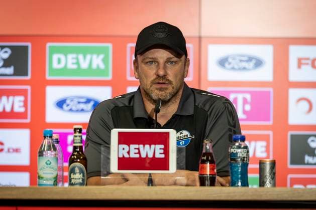 1. FC Köln - SC Paderborn 07, 25.10.2024 Lukas Kwasniok (Cheftrainer SC Paderborn 07) bei der Pressekonferenz; 10. Spieltag der 2. Fußball-Bundesliga, 1. FC Köln - SC Paderborn 07 am 25.10.2024 im RheinEnergie-Stadion in Köln. DIE DFL-VORSCHRIFTEN VERBIETEN JEDE VERWENDUNG VON FOTOS ALS BILDSEQUENZEN UND ODER QUASI-VIDEO. Copyright: xBEAUTIFULxSPORTS AxelxKohringx