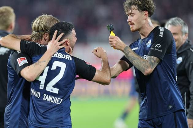 GER, 2.FBL. 1. FC Koeln vs. SC Paderborn 25.10.2024, Rheinenergie Stadion, Koeln, GER, 2.FBL. 1. FC Koeln vs. SC Paderborn, im Bild: die Paderborner Spieler freuen sich nach dem Sieg Calvin Brackelmann (Paderborn 4), mit der Videokamera und Adrian Bravo Sanchez (Paderborn 42),