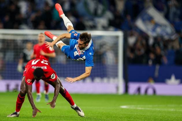 Bilder des Jahres 2024, Sport 10 Oktober Sport Themen der Woche KW43 Sport Bilder des Tages Barcelona, Spain, October 25th 2024: Jofre Carreras (17 RCD Espanyol) Tanguy Nianzou (24 Sevilla FC) battle for the ball during the La Liga EA Sports football match between RCD Espanyol and Sevilla FC at the RCDE Stadium in Barcelona, Spain (Judit Cartiel SPP)  Copyright: xJuditxCartielx xSPPx spp-en-JuCaSp-JUCA9279