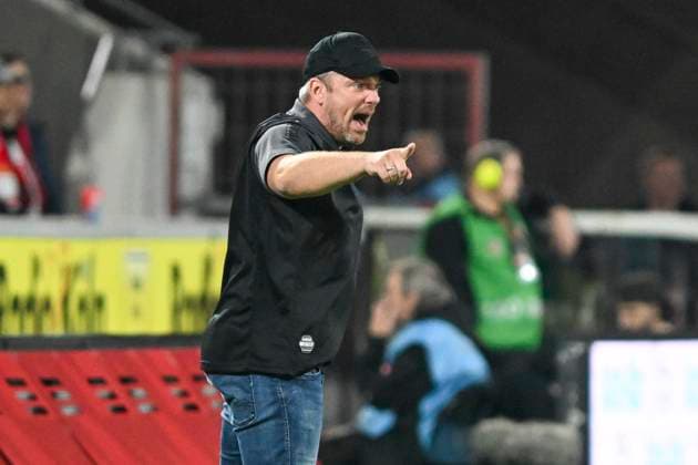 Lukasz Kwasniok (Paderborn Coach) Gestik Geste gestikuliert Mimik starker Gesichtsausdruck Emotion. 25.10.2024 Fussball 1. FC Koeln vs SC Paderborn 07, Rheinenergiestadion, Koeln, DFB DFL REGULATIONS PROHIBIT ANY USE OF PHOTOGRAPHS AS IMAGE SEQUENCES AND OR QUASI-VIDEO NRW Germany
