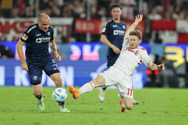 GER, 2.FBL. 1. FC Koeln vs. SC Paderborn 25.10.2024, Rheinenergie Stadion, Koeln, GER, 2.FBL. 1. FC Koeln vs. SC Paderborn, im Bild: Florian Kainz (FC Koeln 11), im Zweikampf gegen Sven Michel (Paderborn 11),