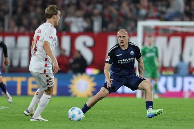 GER, 2.FBL. 1. FC Koeln vs. SC Paderborn 25.10.2024, Rheinenergie Stadion, Koeln, GER, 2.FBL. 1. FC Koeln vs. SC Paderborn, im Bild: Timo Hübers Huebers (FC Koeln 4), im Zweikampf gegen Sven Michel (Paderborn 11),